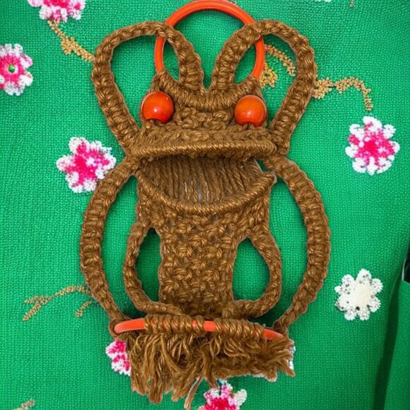 Vintage Frog Brown Macrame Orange Wood Wall Hanging Decor Groovy Towel Ring 22" - Picture 3 of 9